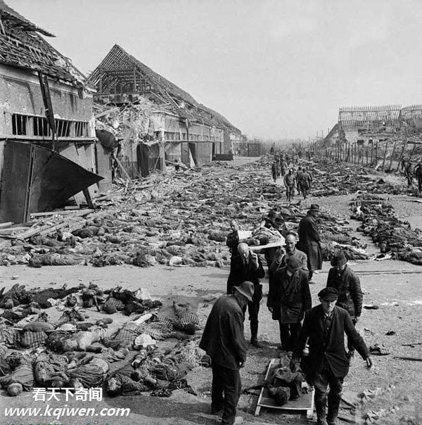 再现纳粹集中营惨状:美军解放后掩埋尸体(组图)